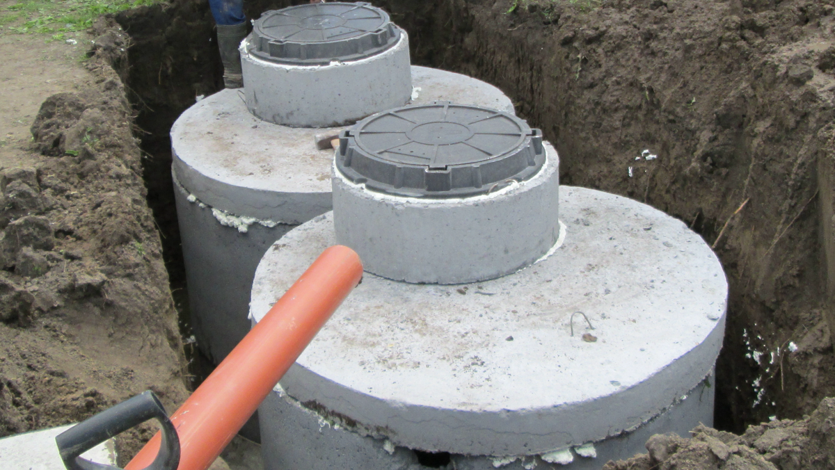 Септик из жби колец. Выгребная яма из бетонных колец кс15-9. Колодец для канализации из бетонных колец КЦ 20-90. Канализация в частном доме кольцами.